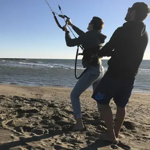 Cours de kitesurf sur la plage