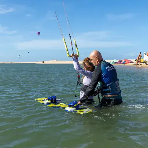 Cours de base de kitesurf dans l'eau avec un moniteur