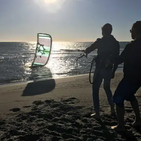 Cours de kitesurf au coucher du soleil