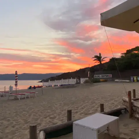 La plage du Lido di Capoliveri au coucher du soleil