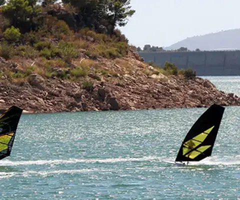 Windsurfeurs sur le plan d'eau