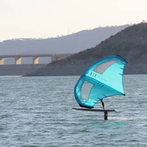 Aile de wingfoil sur le plan d'eau