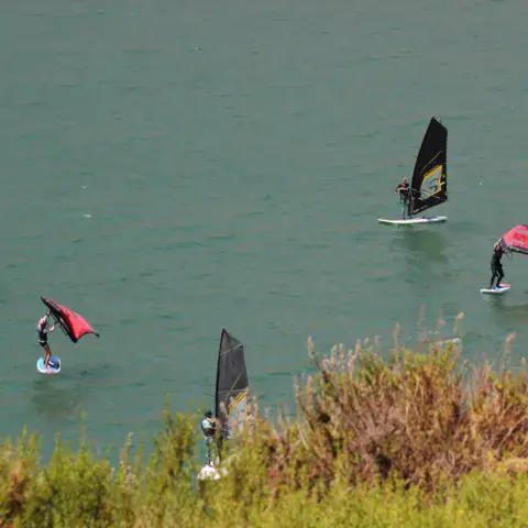 Wingfoil et windsurf sur le plan d'eau