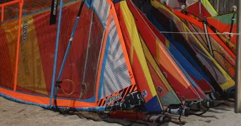 Voiles de windsurf de l'école sur la plage