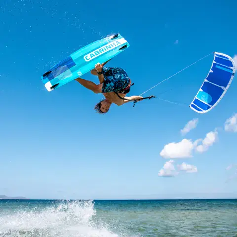 Kitesurfeur en saut