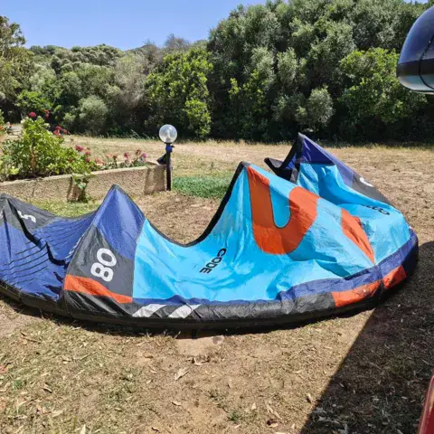 Aile de kitesurf d'occasion déployée