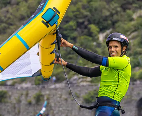 Wingfoiler en action sur le lac