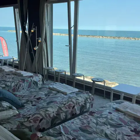 Salon de la Surf House avec vue sur la mer