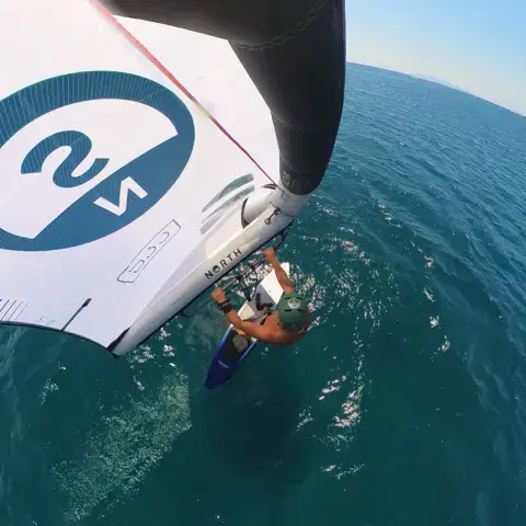 Wingfoil vu depuis la mer