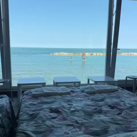 Lit de la Surf House près de la baie vitrée