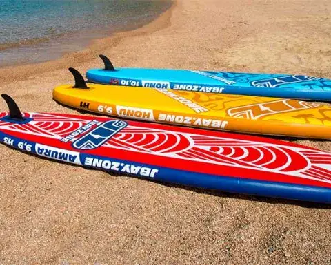 Planches de SUP à louer sur la plage