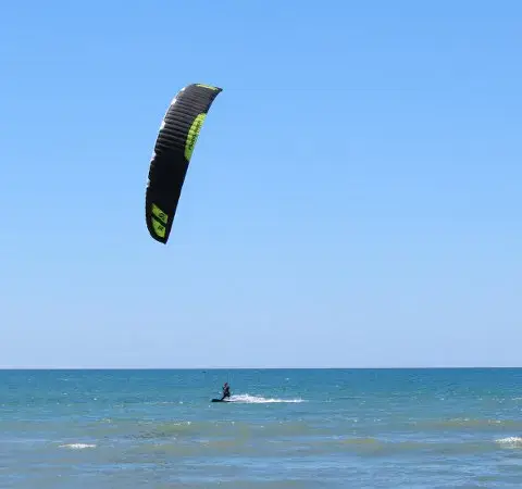 Kitesurfeur sur l'eau