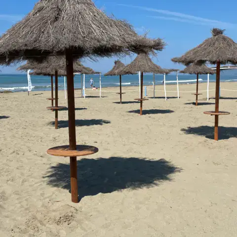 Parasols sur la plage du centre