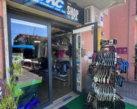 Façade du magasin avec le matériel exposé