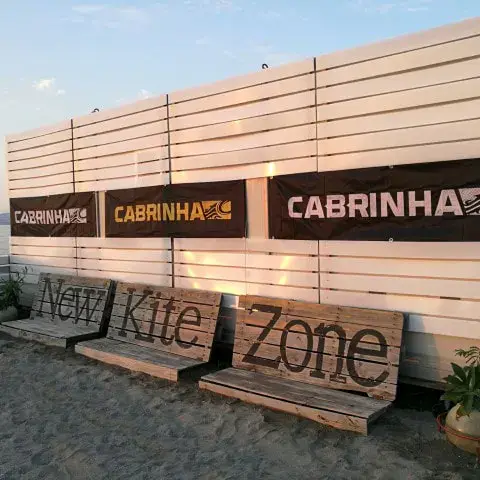 Mur de la base avec enseignes et logo de l'école