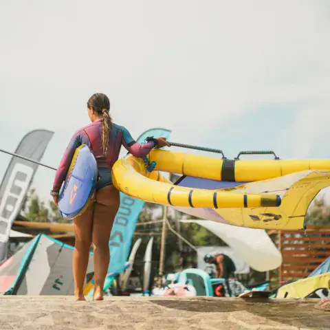Rider avec aile de wing sur la plage