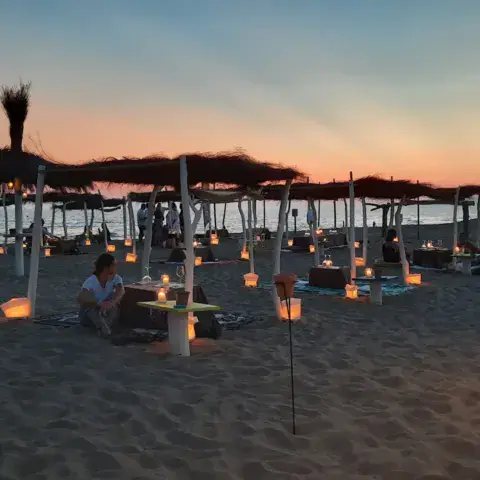 Plage aménagée au coucher du soleil
