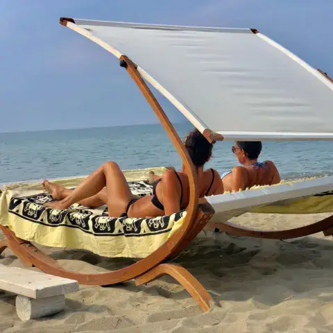 Lit double ombragé sur la plage