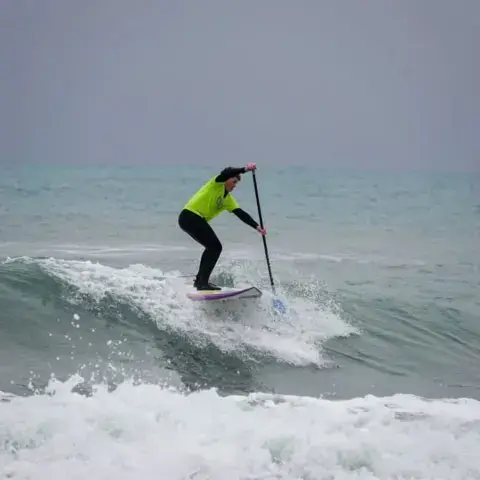 Session de stand up paddle dans les vagues