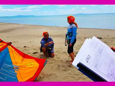 Briefing de cours de kitesurf sur la plage