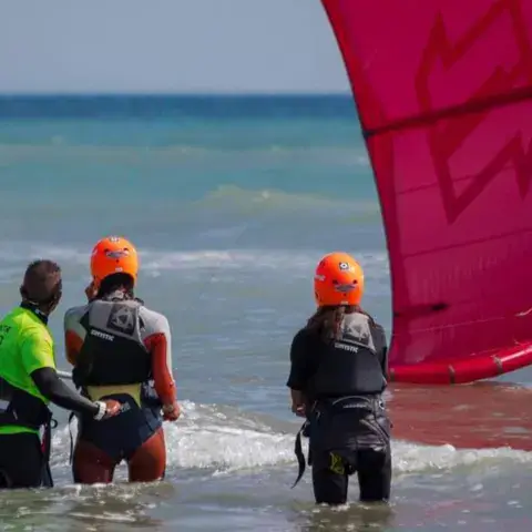 Élèves et moniteur dans l'eau avec un kite