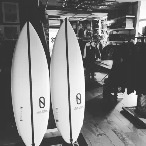 Planches de surf dans le magasin