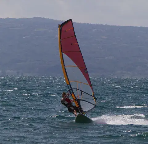 Windsurfeur sur le lac