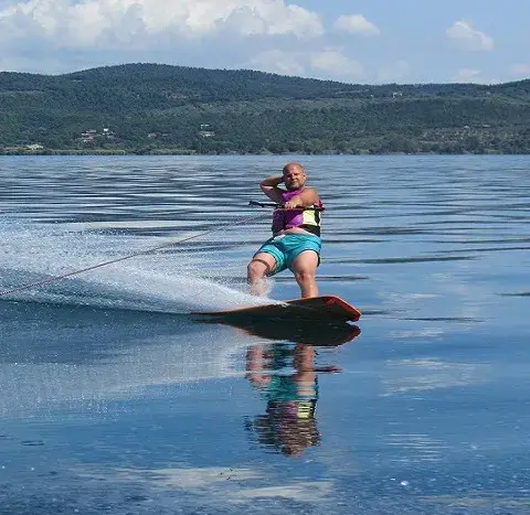 Wakeboardeuse tractée sur le lac