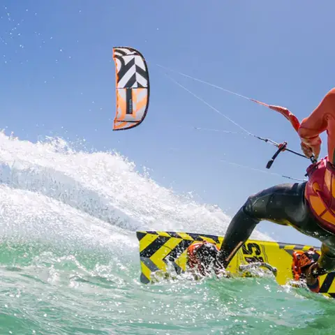 Kitesurfeur sur l'eau