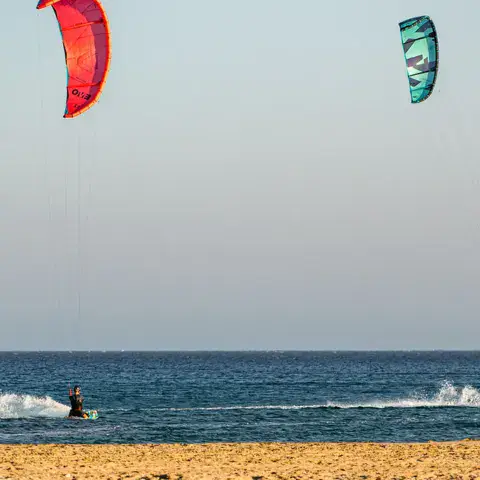 Kitesurfeurs sur la plage