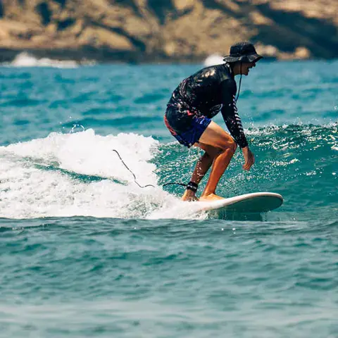Surf dans les vagues