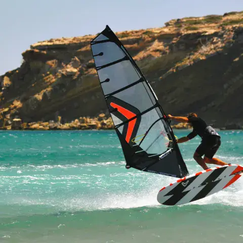 Windsurfeur sur l'eau