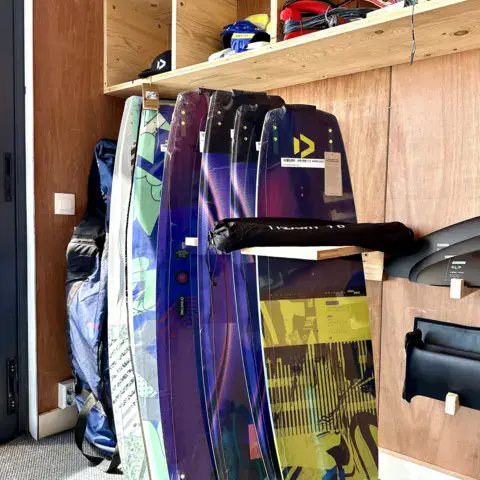 Le centre sur la plage, un kitesurfeur en saut