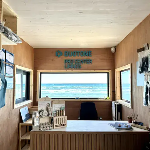 Intérieur du centre avec vue sur la mer