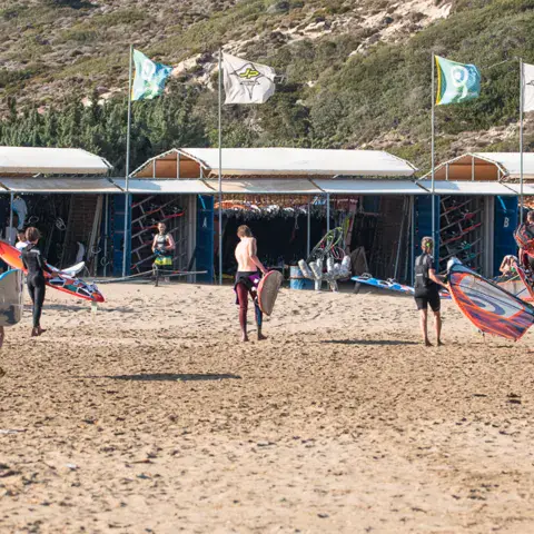 Les stands du centre sur la plage