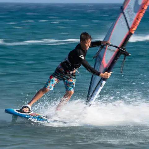 Windsurfeur sur l'eau