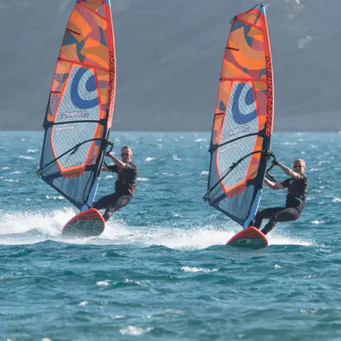 Deux windsurfeurs en navigation