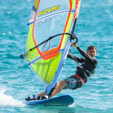 Windsurf en eau turquoise