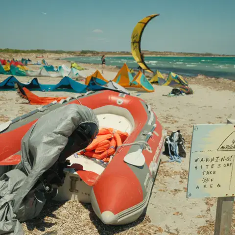 Bateau de sécurité sur la plage