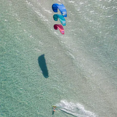 Aile de kitesurf vue du ciel au-dessus de l'eau