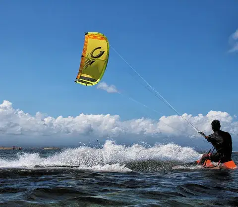 Kitesurfeur sous une voile jaune