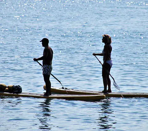 Deux personnes en paddle sur une grande planche