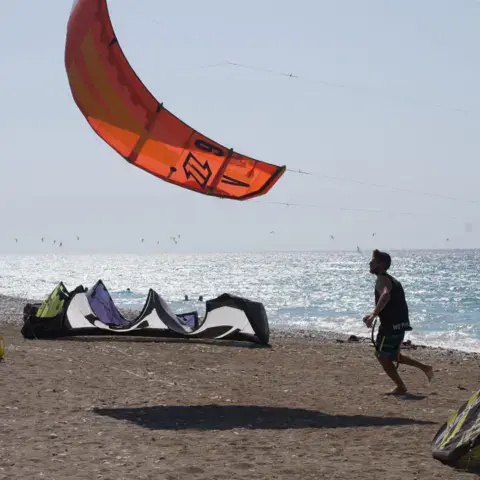 Voiles de kite sur la plage de galets
