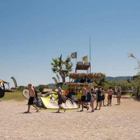 Le camp de base de l'école sur la plage