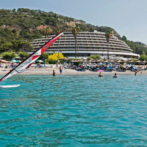 Windsurf débutant dans l'eau peu profonde