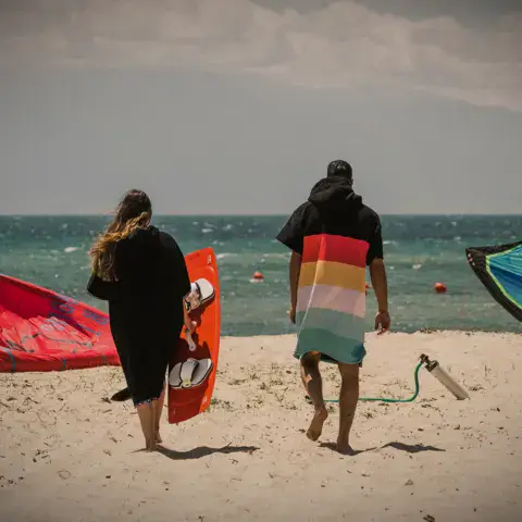 Sur la plage, planche et aile de kitesurf