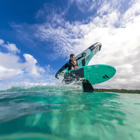 Rider en wing foil dans un saut