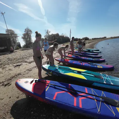 Planches de SUP alignées sur la plage