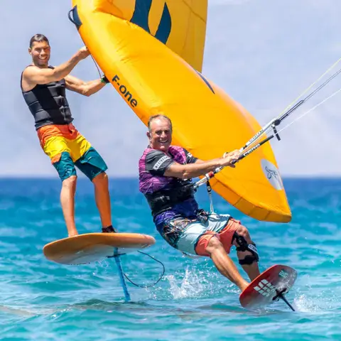 Deux riders en foil sur l'eau