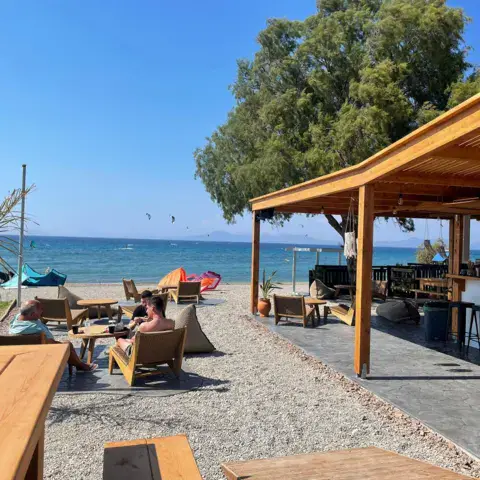 Bar de plage et terrasse ombragée face à la mer